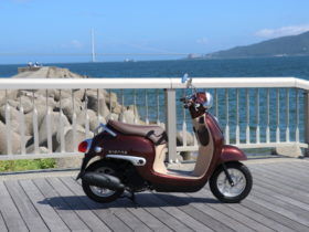 明石市林崎漁港で原付バイクと海を撮影